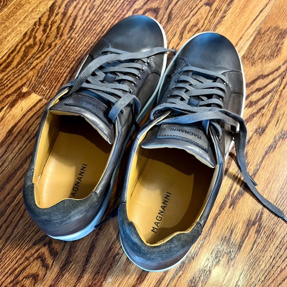 EUC. Magnanni Burnished Leather Lace-Up Sneakers